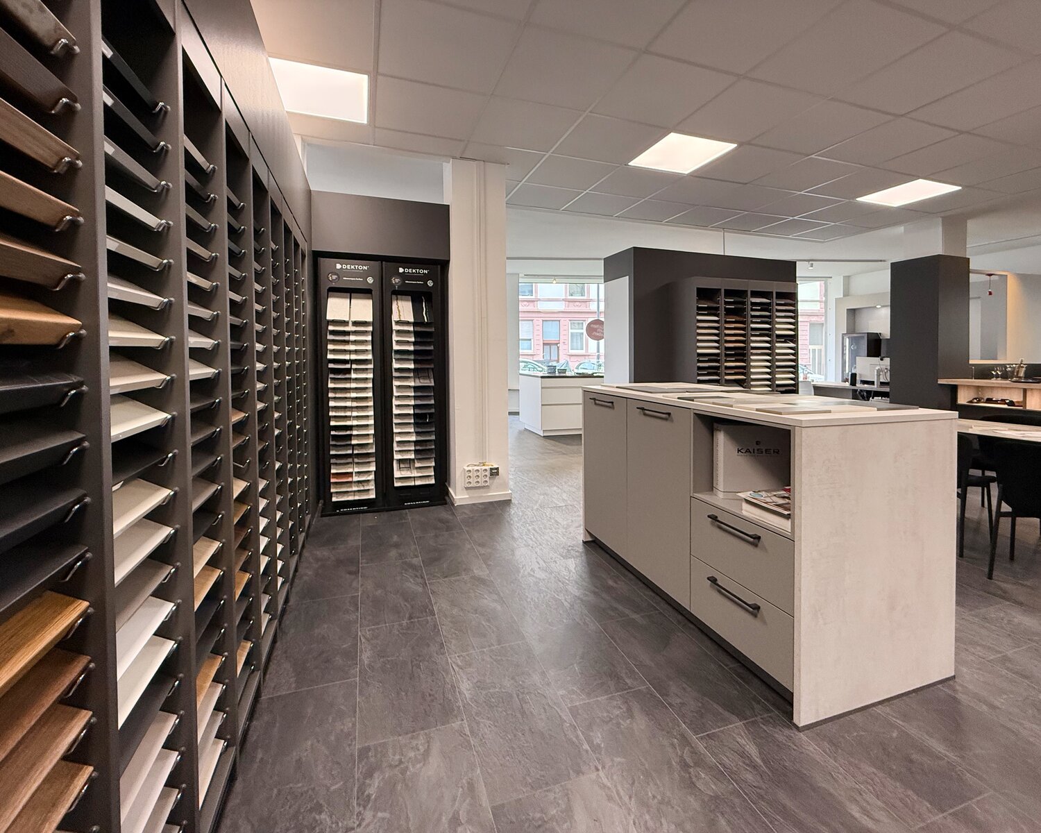 Regalwände mit Front- und Arbeitsplattenmustern im Küche&Co-Studio Frankfurt am Main